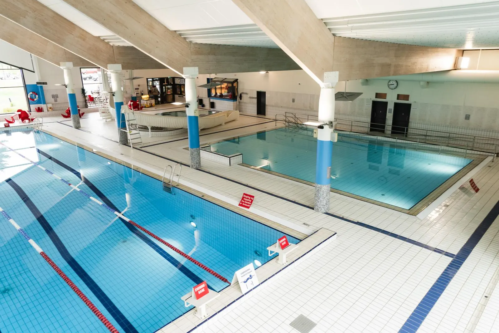 Ringeriksbadet er et moderne anlegg som kombinerer svømmehall, badeanlegg og velværesenter i én helhetlig opplevelse.