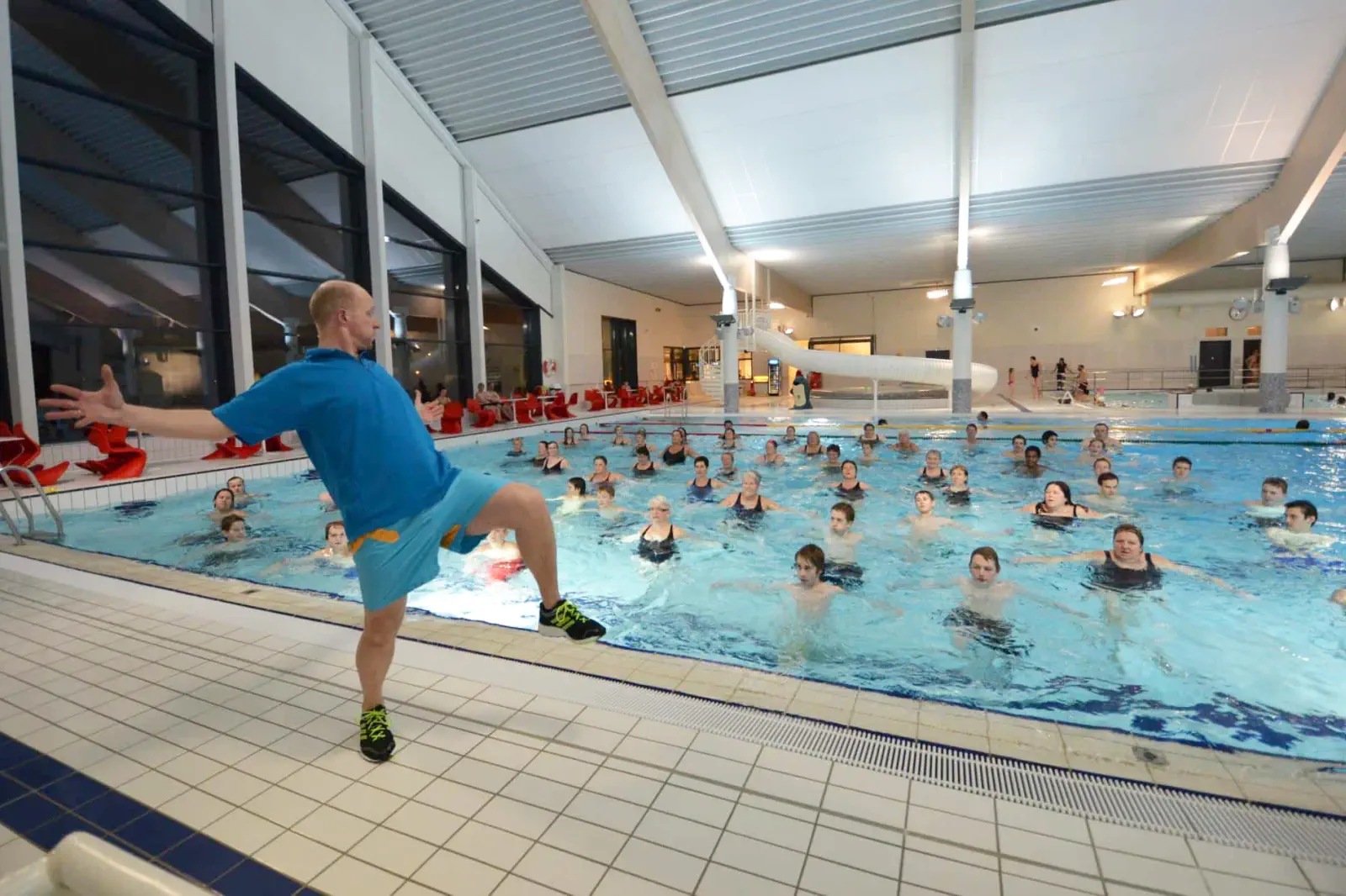 Vi ønsker å hjelpe deg med å bli trygg og svømmedyktig. Delta på vannaerobic eller svømmekurs for både barn og voksne, og opplev gleden ved å mestre vannet.